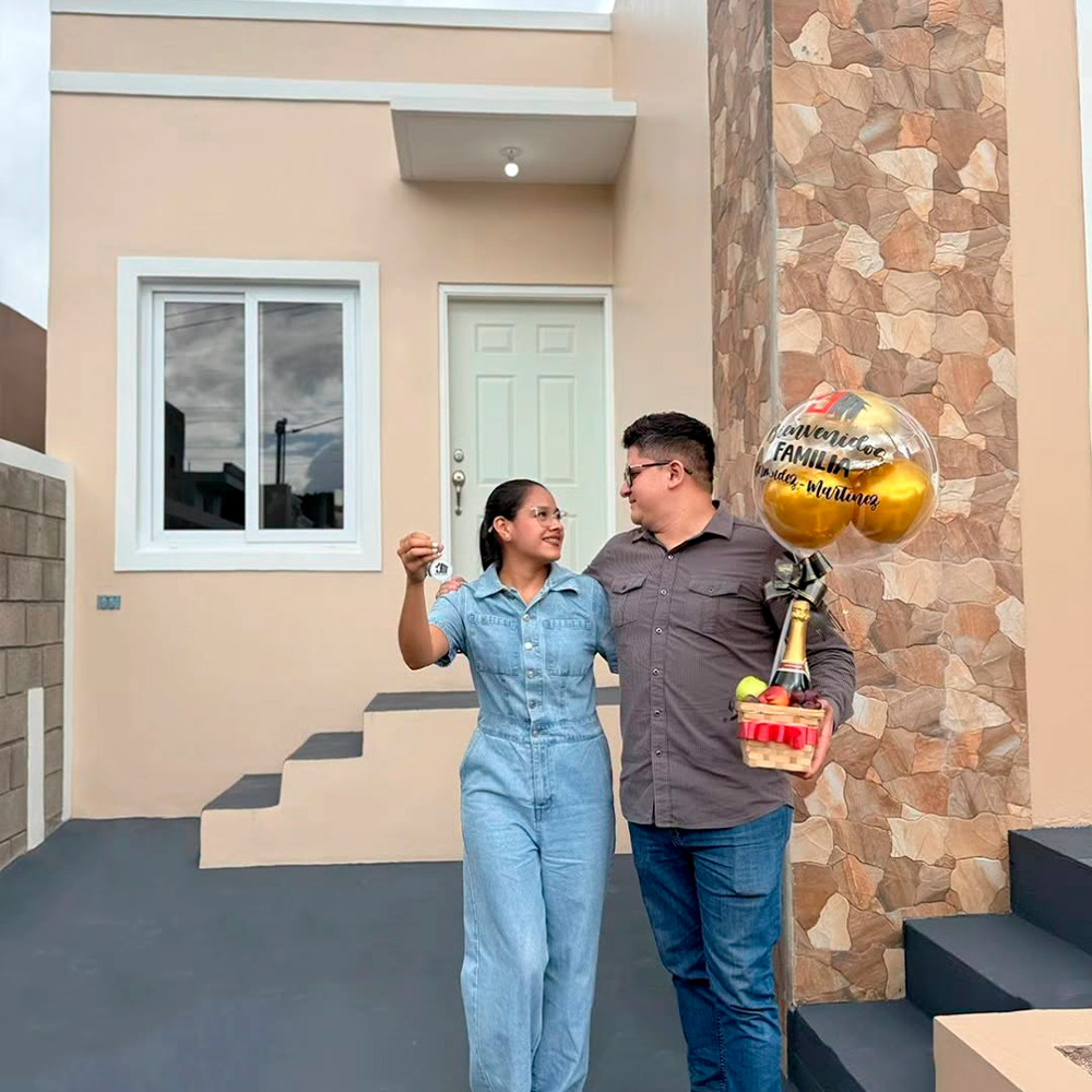 Pareja recibiendo las llaves de su nueva vivienda